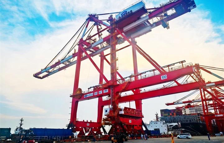 洋山四期100号新岸桥成功上岸